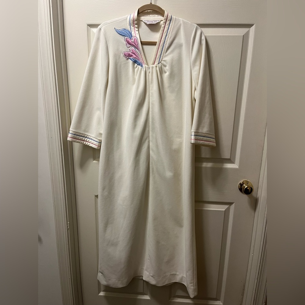 Vintage Vanity Fair Plush Housecoat With Satin Appliqués. Size Medium Petite